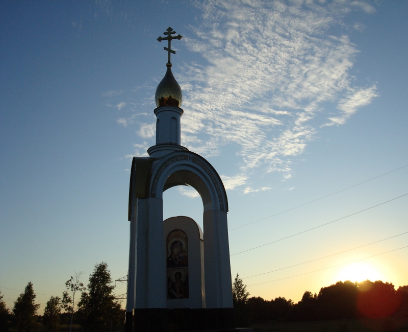 Открытая часовня установлена на месте гибели Михаила Евдокимова на трассе Барнаул-Бийск.