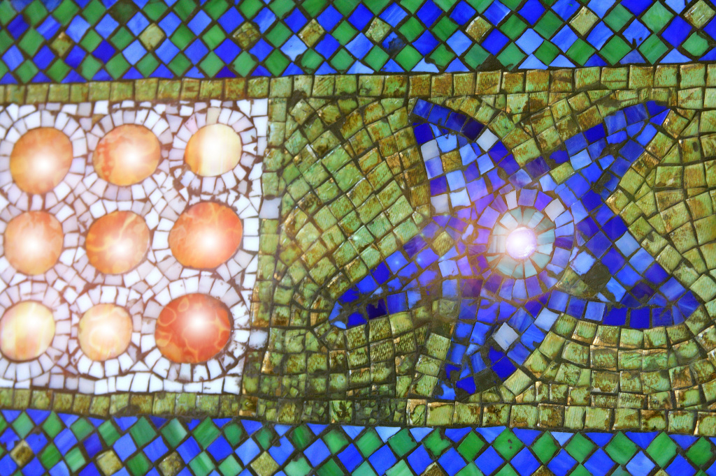 Мозаика из цветного стекла. Фото: Michele Truex/Flickr.com https://www.flickr.com/photos/40348123@N02/4009378999/