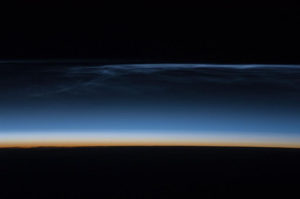 Серебристые или мезосферные облака возникают на высоте 76-85 км и состоят из крошечных кристалликов льда. Фото: NASA/Wikimedia Commons.