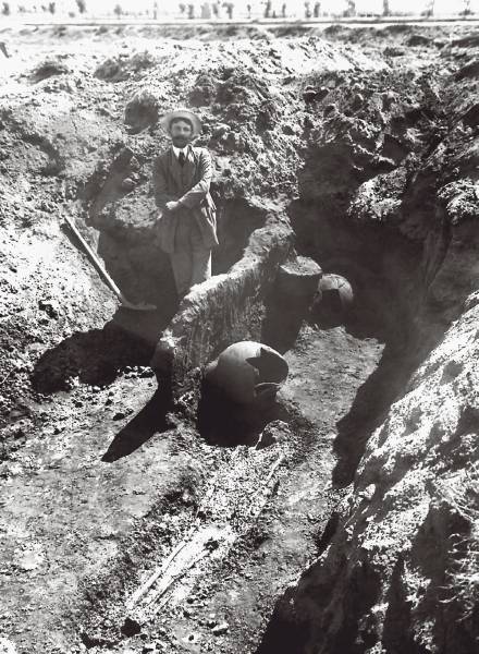 Илл. 2. Стратис Пелекидис на раскопках 1915 года. Википедия.jpg