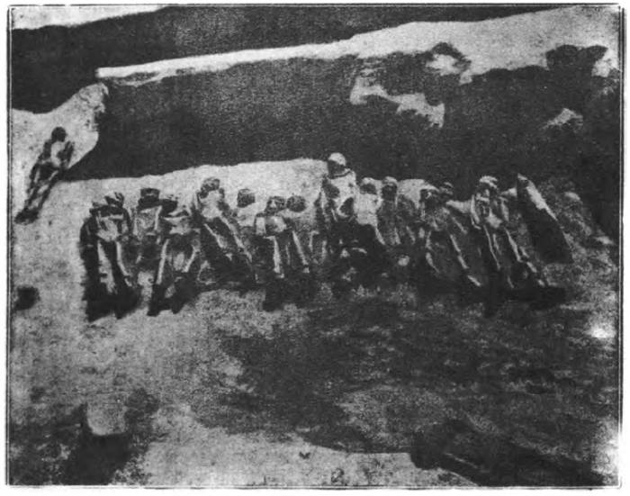 Илл. 4. Захоронение пленников Фалерона. Pelekidis 1916.jpg