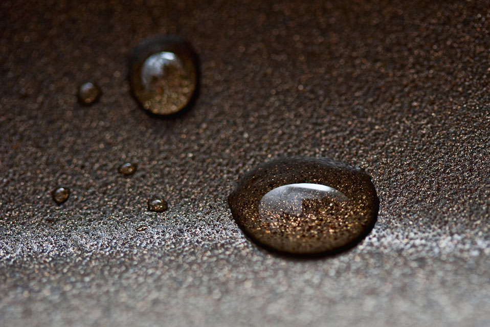 На тефлоновой поверхности одинаково неуютно чувствуют себя и капли воды и капельки масла. Фото: Thomas/Flickr.com https://www.flickr.com/photos/dongga/3697110279 
