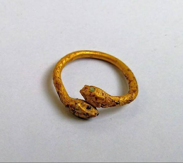 1-10. Золотое кольцо со змеиными головками найденное при раскопках у Стабианских ворот.jpg