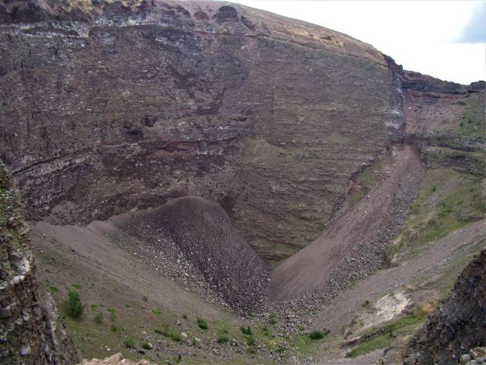 1-04. Вид на кратер Везувия.jpg